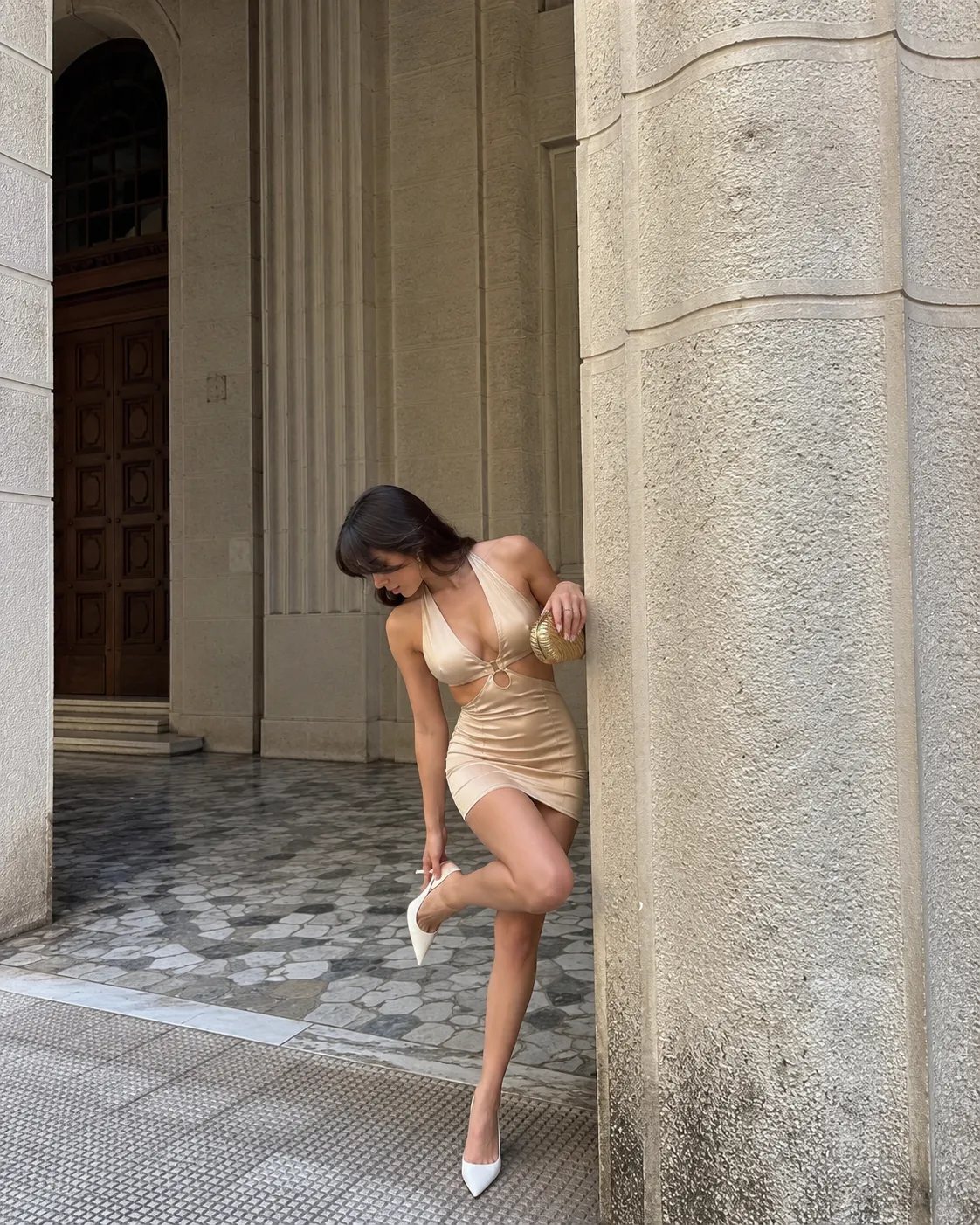 Gianna — junto a la columna